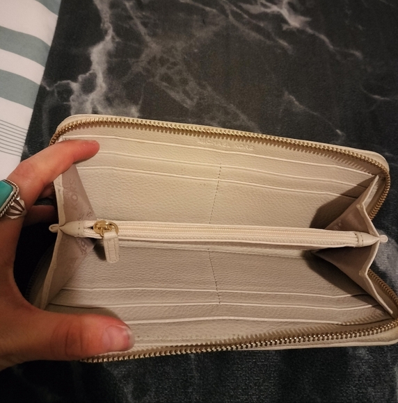 Michael Kors White Wallet - Picture 2 of 7